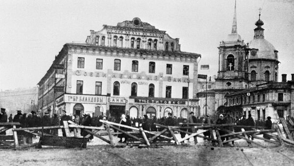 Баррикады на Арбатской площади в дни Октябрьских боев. 1917 год Баррикады на Арбатской площади в дни Октябрьских боев. 1917 год