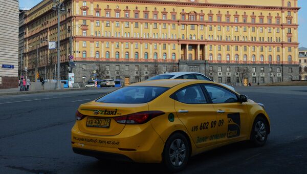 Автомобиль такси на Лубянской площади в Москве. Архивное фото Автомобиль такси на Лубянской площади в Москве. Архивное фото