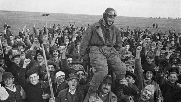 Жители деревни Омолица приветствуют советского летчика Семена Бойко, прилетевшего первым на югославскую землю Жители деревни Омолица приветствуют советского летчика Семена Бойко, прилетевшего первым на югославскую землю