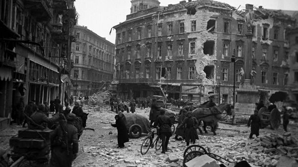 В одном из кварталов освобожденного от фашистов Будапешта, февраль 1945 В одном из кварталов освобожденного от фашистов Будапешта, февраль 1945