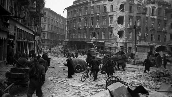 В одном из кварталов освобожденного от фашистов Будапешта, февраль 1945 В одном из кварталов освобожденного от фашистов Будапешта, февраль 1945
