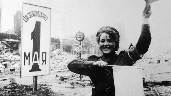 Военная регулировщица Мария Шальнева на Александерплац в Берлине Военная регулировщица Мария Шальнева на Александерплац в Берлине
