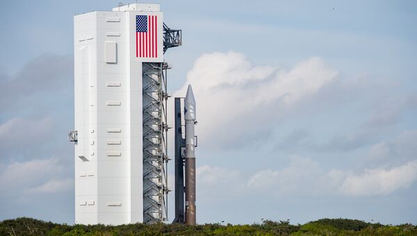 Ракета-носитель Atlas V с грузовым кораблем Cygnus на стартовой площадке. Архивное фото Ракета-носитель Atlas V с грузовым кораблем Cygnus на стартовой площадке. Архивное фото