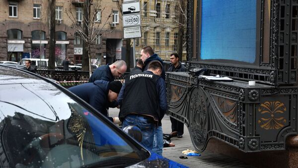 Сотрудники правоохранительных органов на месте убийства бывшего депутата Государственной Думы РФ Дениса Вороненкова в Киеве Сотрудники правоохранительных органов на месте убийства бывшего депутата Государственной Думы РФ Дениса Вороненкова в Киеве