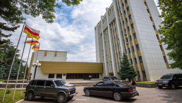Здание администрация президента Республики Южная Осетия в Цхинвале. Архивное фото Здание администрация президента Республики Южная Осетия в Цхинвале. Архивное фото