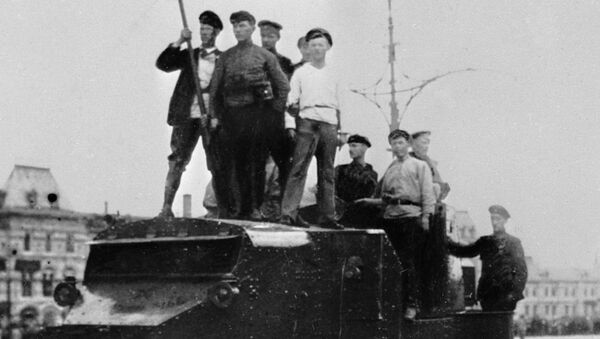 Революционные события в Москве. Рабочие на броневике Революционные события в Москве. Рабочие на броневике