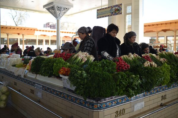 Продажа зелени на Алайском базаре в Ташкенте Продажа зелени на Алайском базаре в Ташкенте
