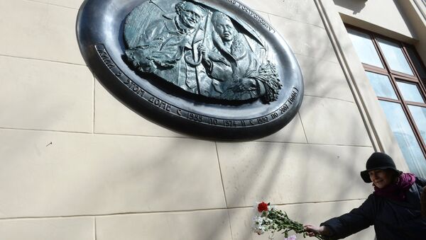 Жительница возлагает цветы на церемонии открытия мемориальной доски оперной певице Галине Вишневской и музыканту Мстиславу Ростроповичу на доме 13 в Газетном переулке в Москве Жительница возлагает цветы на церемонии открытия мемориальной доски оперной певице Галине Вишневской и музыканту Мстиславу Ростроповичу на доме 13 в Газетном переулке в Москве