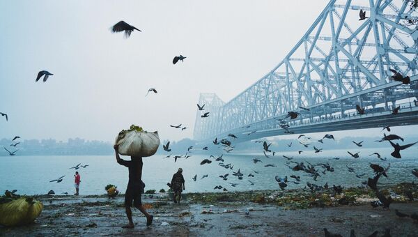Работа фотографа из Бангладеш Mohammad Amir Hamja Howrah Bridge для 2017 Sony World Photography Awards Работа фотографа из Бангладеш Mohammad Amir Hamja Howrah Bridge для 2017 Sony World Photography Awards