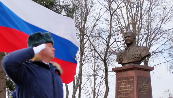 Открытие памятника погибшему в Сирии летчику Ряфагатю Хабибулину в Кореновске. Архивное фото Открытие памятника погибшему в Сирии летчику Ряфагатю Хабибулину в Кореновске. Архивное фото