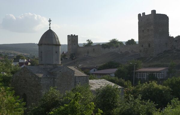 Храм во имя иконы Пресвятой Богородицы Иверская на фоне Генуэзской крепости Кафа Храм во имя иконы Пресвятой Богородицы Иверская на фоне Генуэзской крепости Кафа