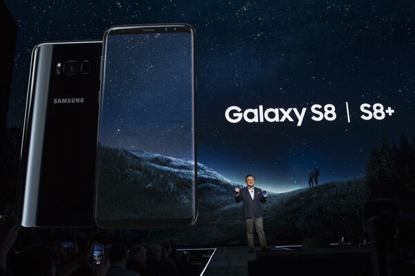 Президент подразделения мобильных коммуникаций Samsung Кох Донг Джин представляет смартфоны Galaxy S8 и S8 + в Нью-Йорке Президент подразделения мобильных коммуникаций Samsung Кох Донг Джин представляет смартфоны Galaxy S8 и S8 + в Нью-Йорке