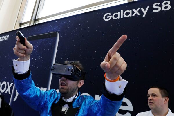 Гость в очках виртуальной реальности Samsung Gear VR для Samsung Galaxy S8 Гость в очках виртуальной реальности Samsung Gear VR для Samsung Galaxy S8