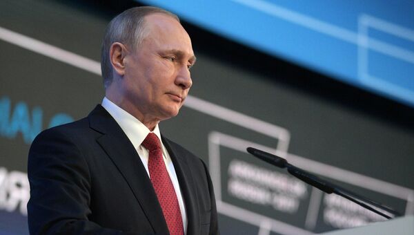 Президент РФ Владимир Путин выступает на форуме Арктика - территория диалога в Архангельске. 30 марта 2017 Президент РФ Владимир Путин выступает на форуме Арктика - территория диалога в Архангельске. 30 марта 2017