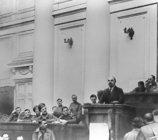 Владимир Ленин выступает в зале заседаний Таврического дворца с Апрельскими тезисами. Апрель 1917 года Владимир Ленин выступает в зале заседаний Таврического дворца с Апрельскими тезисами. Апрель 1917 года