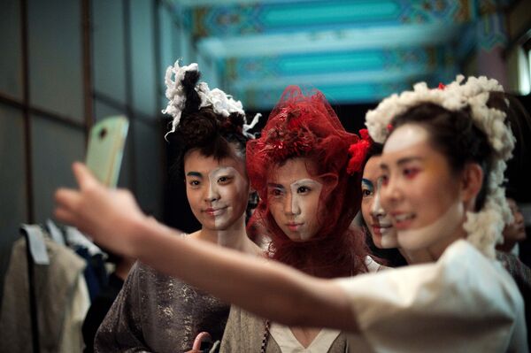 Модели перед показом тибетского дизайнера AJ Namo в рамках China Fashion Week Модели перед показом тибетского дизайнера AJ Namo в рамках China Fashion Week