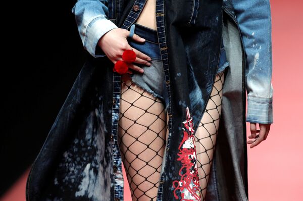 Показ дизайнера Chen Wen в рамках China Fashion Week Показ дизайнера Chen Wen в рамках China Fashion Week