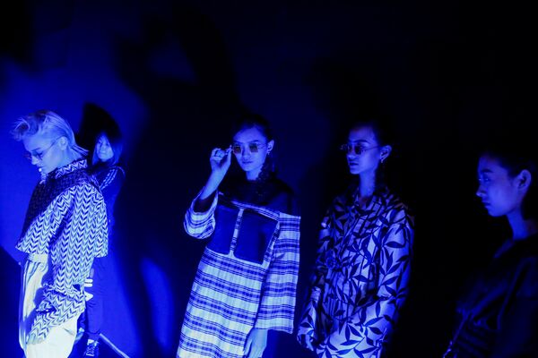 Модели перед показом JD & Uyen в рамках China Fashion Week Модели перед показом JD & Uyen в рамках China Fashion Week