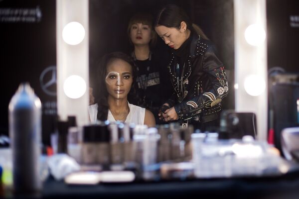 Бэкстейдж показа AJ Namo в рамках China Fashion Week Бэкстейдж показа AJ Namo в рамках China Fashion Week
