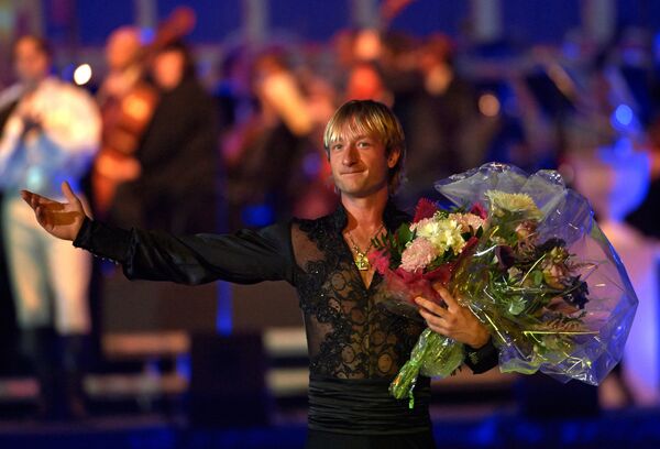 Олимпийский чемпион Евгений Плющенко с цветами после выступления в программе ледового шоу Опера на льду Олимпийский чемпион Евгений Плющенко с цветами после выступления в программе ледового шоу Опера на льду