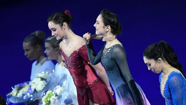 Призеры женского одиночного катания на чемпионате мира по фигурному катанию в Хельсинки во время церемонии награждения Призеры женского одиночного катания на чемпионате мира по фигурному катанию в Хельсинки во время церемонии награждения
