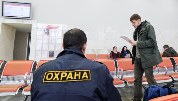 Актер Максим Фомин во время показа спектакля Разговоры беженцев на Ленинградском вокзале в Москве Актер Максим Фомин во время показа спектакля Разговоры беженцев на Ленинградском вокзале в Москве