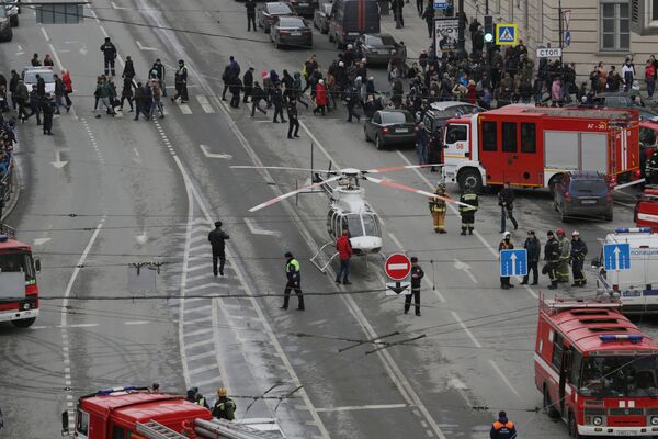 Ситуация у станции метро Технологический институт в Санкт-Петербурге, где произошли взрывы Ситуация у станции метро Технологический институт в Санкт-Петербурге, где произошли взрывы