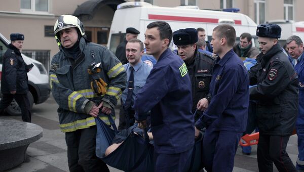 Сотрудники спецслужб несут пострадавшего у станции метро Технологический институт в Санкт-Петербурге Сотрудники спецслужб несут пострадавшего у станции метро Технологический институт в Санкт-Петербурге