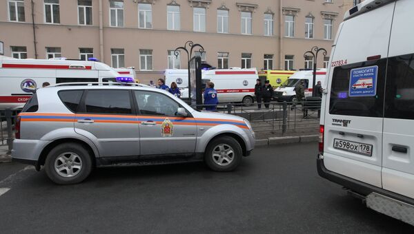 Сотрудники скорой помощи и МЧС РФ у станции метро Технологический институт в Санкт-Петербурге Сотрудники скорой помощи и МЧС РФ у станции метро Технологический институт в Санкт-Петербурге
