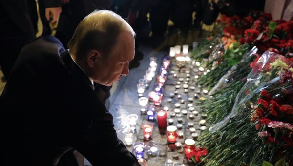 Президент РФ Владимир Путин во время возложения цветов у станции метро Технологический институт в Санкт-Петербурге Президент РФ Владимир Путин во время возложения цветов у станции метро Технологический институт в Санкт-Петербурге