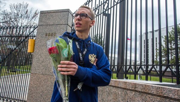 Юноша принес цветы к посольству РФ в США почтить память погибших в результате взрыва в метро Санкт-Петербурга Юноша принес цветы к посольству РФ в США почтить память погибших в результате взрыва в метро Санкт-Петербурга