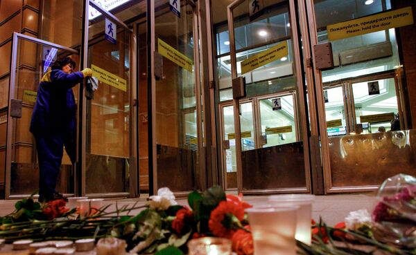 Цветы и свечи у входа в вестибюль станции метро Спасская в память о погибших в результате взрыва в метро Санкт-Петербурга Цветы и свечи у входа в вестибюль станции метро Спасская в память о погибших в результате взрыва в метро Санкт-Петербурга