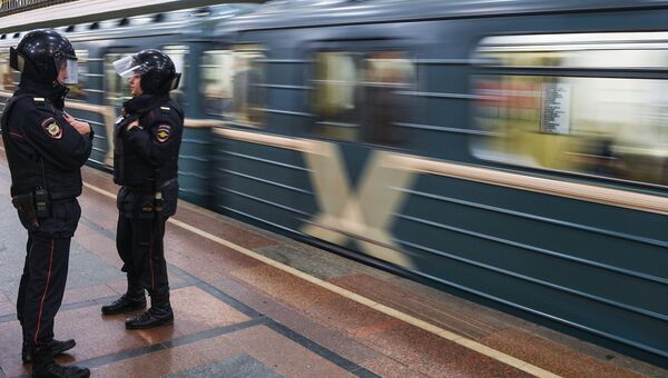 Сотрудники полиции в метро. Архивное фото Сотрудники полиции в метро. Архивное фото