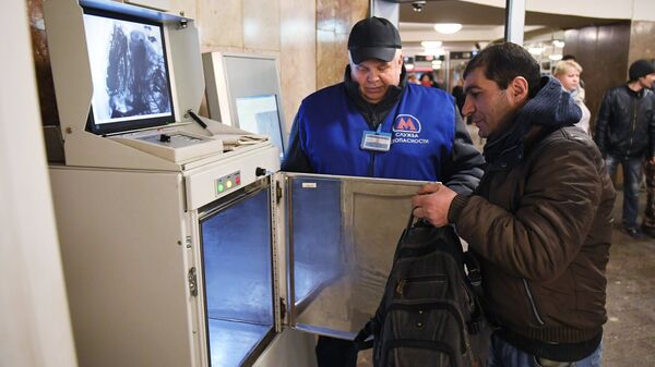 Сотрудник службы безопасности метрополитена досматривает пассажира в вестибюле станции метро в Москве. Архивное фото Сотрудник службы безопасности метрополитена досматривает пассажира в вестибюле станции метро в Москве. Архивное фото