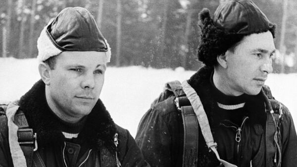 Летчики Юрий Гагарин и Павел Беляев, члены первого отряда космонавтов, на парашютной подготовке Летчики Юрий Гагарин и Павел Беляев, члены первого отряда космонавтов, на парашютной подготовке