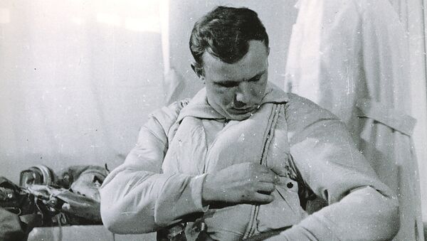 Юрий Гагарин перед полетом на корабле Восток. 1961 год Юрий Гагарин перед полетом на корабле Восток. 1961 год