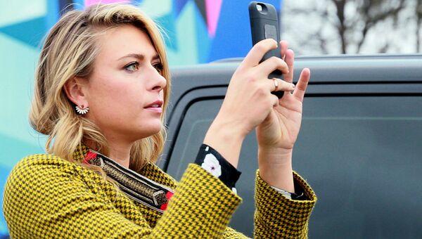 Теннисистка Мария Шарапова после пресс-конференции в честь представления нового проекта компании Yota Теннисистка Мария Шарапова после пресс-конференции в честь представления нового проекта компании Yota