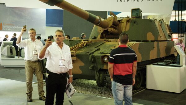 Посетители на выставке LAAD 2017 Defense and Security в Рио-де-Жанейро, Бразилия, 4 апреля 2017 Посетители на выставке LAAD 2017 Defense and Security в Рио-де-Жанейро, Бразилия, 4 апреля 2017
