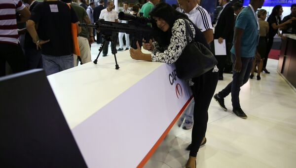 Посетитель на выставке LAAD 2017 Defense and Security в Рио-де-Жанейро, Бразилия, 4 апреля 2017 Посетитель на выставке LAAD 2017 Defense and Security в Рио-де-Жанейро, Бразилия, 4 апреля 2017