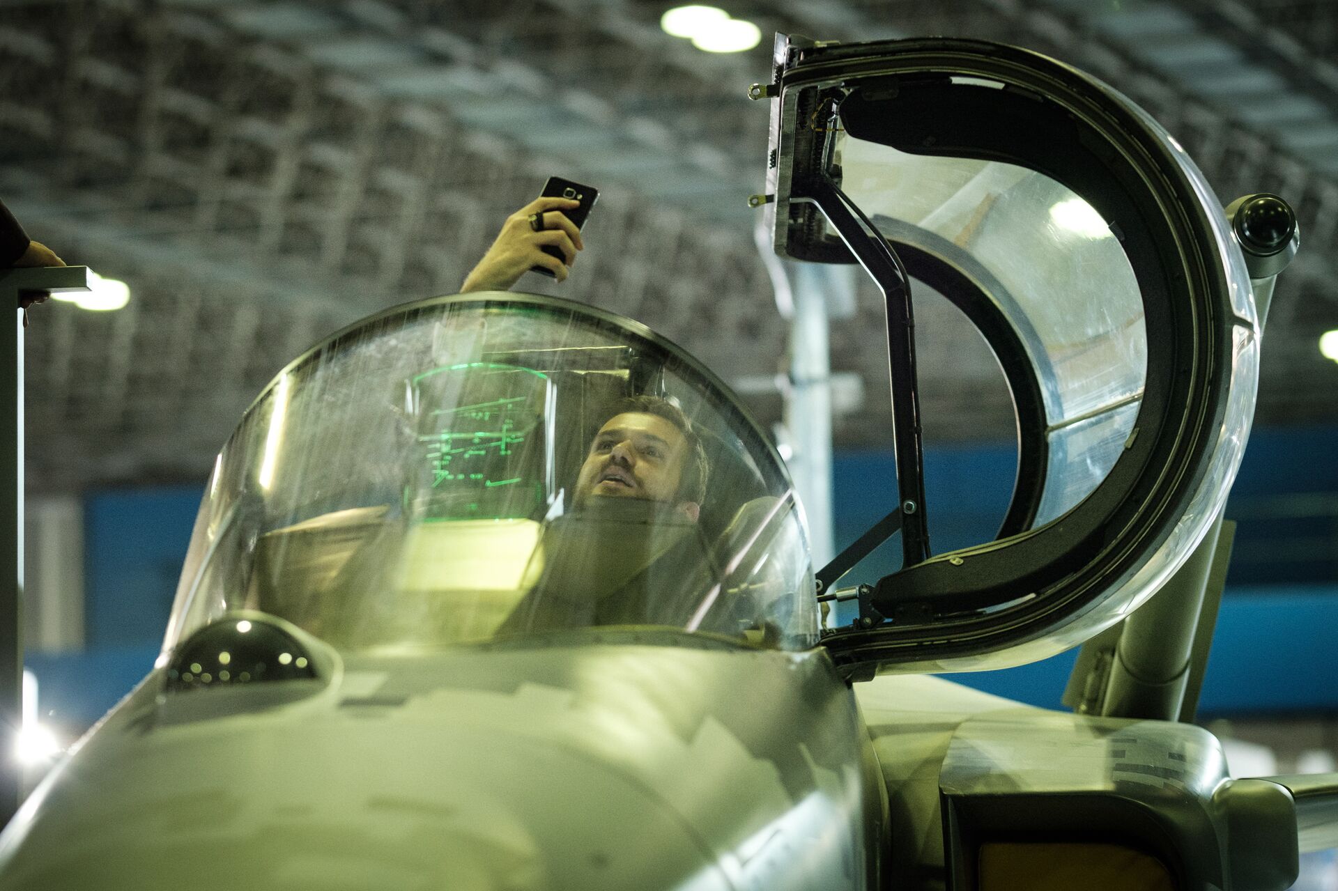 Кокпит шведского самолета-истребителя SAAB Gripen E во время выставки LAAD 2017 Defense and Security в Рио-де-Жанейро, Бразилия, 4 апреля 2017 Кокпит шведского самолета-истребителя SAAB Gripen E во время выставки LAAD 2017 Defense and Security в Рио-де-Жанейро, Бразилия, 4 апреля 2017 - РИА Новости, 1920, 20.11.2020