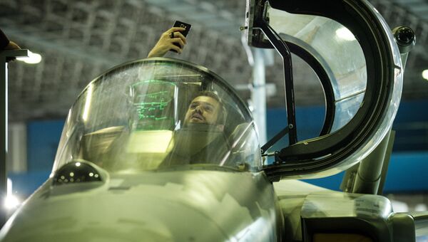 Кокпит шведского самолета-истребителя SAAB Gripen E во время выставки LAAD 2017 Defense and Security в Рио-де-Жанейро, Бразилия, 4 апреля 2017 Кокпит шведского самолета-истребителя SAAB Gripen E во время выставки LAAD 2017 Defense and Security в Рио-де-Жанейро, Бразилия, 4 апреля 2017