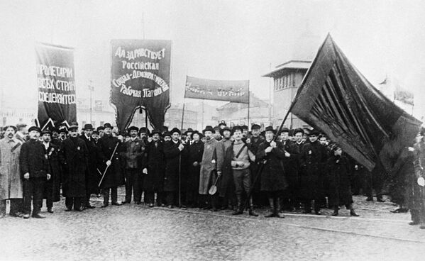Рабочие Москвы на первомайской демонстрации. 1917 год Рабочие Москвы на первомайской демонстрации. 1917 год