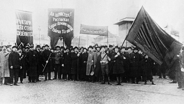 Рабочие Москвы на первомайской демонстрации. 1917 год Рабочие Москвы на первомайской демонстрации. 1917 год
