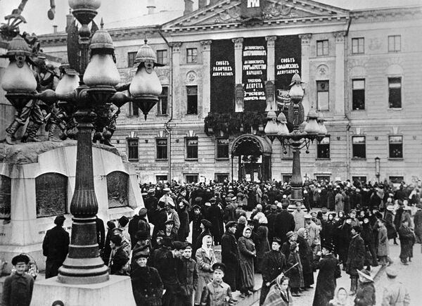 Участники Первомайской демонстрации на Скобелевской площади в Москве. 1917 год Участники Первомайской демонстрации на Скобелевской площади в Москве. 1917 год