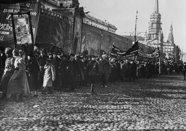 Первомайская демонстрация на Красной площади в Москве. 1917 год Первомайская демонстрация на Красной площади в Москве. 1917 год