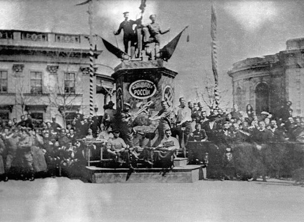 Живой памятник труду и революции на Думской площади в Одессе 1 мая 1917 года Живой памятник труду и революции на Думской площади в Одессе 1 мая 1917 года