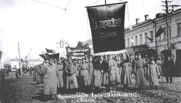 Первомайская демонстрация в Пскове. 1917 год Первомайская демонстрация в Пскове. 1917 год