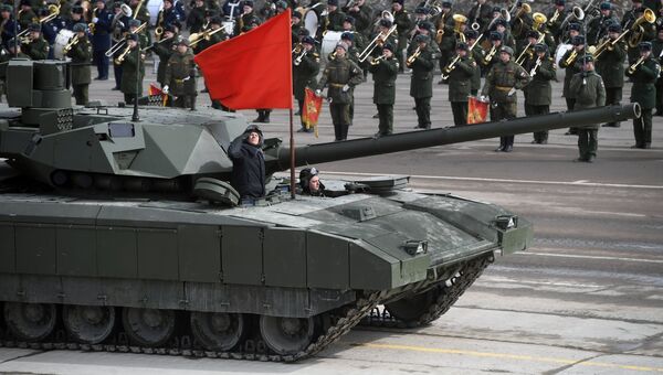 Танк Т-14 Армата механизированной колонны Московского гарнизона во время тренировки к военному параду на Красной площади 9 мая 2017 года Танк Т-14 Армата механизированной колонны Московского гарнизона во время тренировки к военному параду на Красной площади 9 мая 2017 года