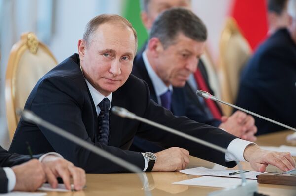 Президент РФ Владимир Путин во время переговоров с президентом Узбекистана Шавкатом Мирзиеевым. 5 апреля 2017 года Президент РФ Владимир Путин во время переговоров с президентом Узбекистана Шавкатом Мирзиеевым. 5 апреля 2017 года