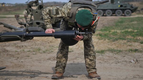 Украинский военный во время учений на полигоне под Львовом Украинский военный во время учений на полигоне под Львовом